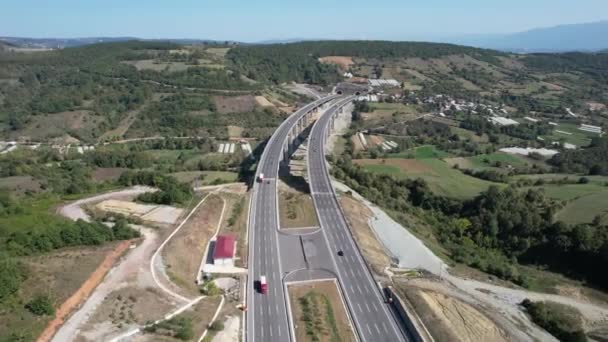 Luftintercity Autobahn Und Viadukt Und Fließender Verkehr — Stockvideo