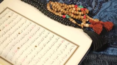Kuran, Kuran ve tespih halı üzerine yüksek kaliteli 4K görüntüler.