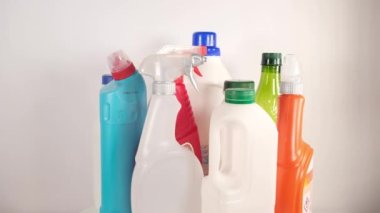 Renkli plastik temizleme ve deterjan şişeleri. Yüksek kalite 4k görüntü