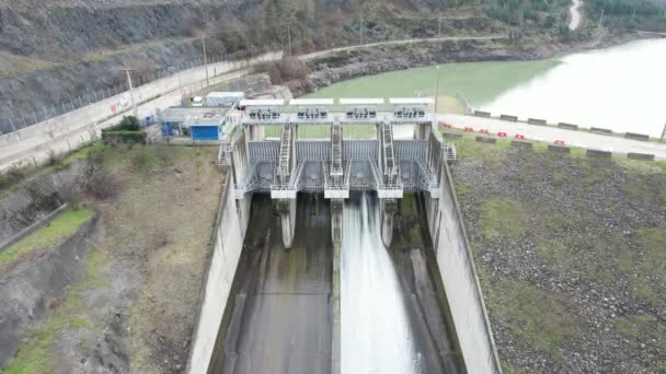 Central Hidroeléctrica Presa Río Con Agua Corriente Metraje Alta Calidad — Vídeos de Stock