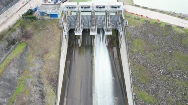 Centrale Idroelettrica Diga Fluviale Con Acqua Corrente Riprese Alta Qualità — Video Stock