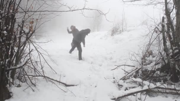 打雪球 两个年轻人打雪球 — 图库视频影像