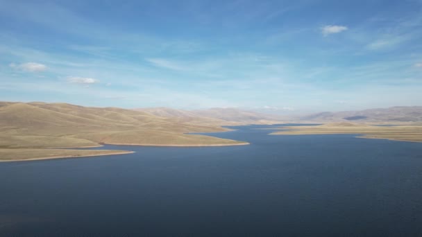 在Erzurum火鸡中的空中Tercan湖 蓝色湖高质量的4K镜头 — 图库视频影像