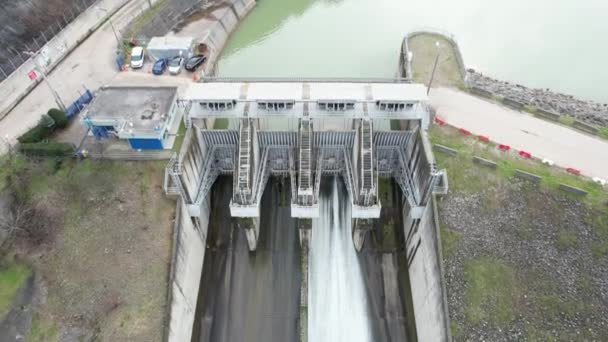 水力発電所 流れる水が付いている川ダム 良質4K映像 — ストック動画