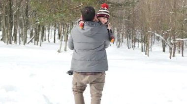  Aile karda eğleniyor. Baba ve oğul. Yüksek kalite 4k görüntü