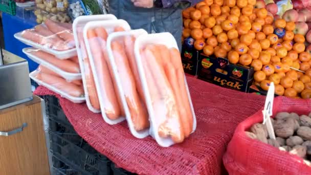 Gemüsehändler Legt Karotten Auf Die Theke — Stockvideo