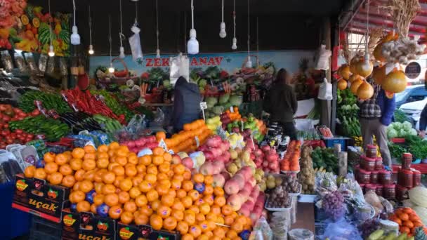 Lebensmittelgeschäft Und Menschen Einkaufen Viel Gemüse Und Obst — Stockvideo