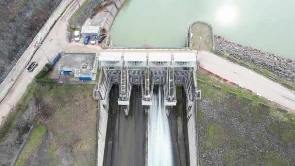 Central Hidroeléctrica Presa Río Con Agua Corriente Metraje Alta Calidad — Vídeos de Stock
