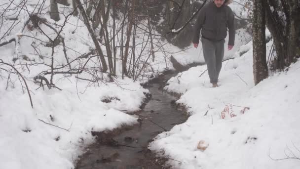 Neve Uomo Che Cammina Vicino Ruscello Nella Neve — Video Stock