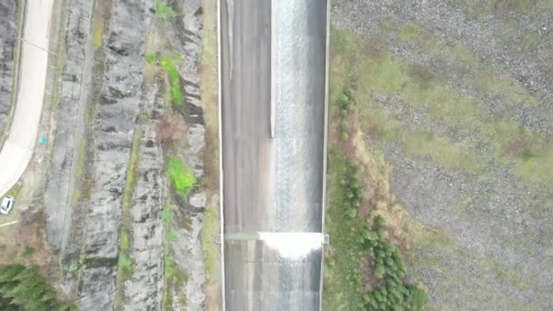 Central Hidroeléctrica Presa Río Con Agua Corriente Metraje Alta Calidad — Vídeo de stock