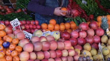 Market ürünleri, meyve dükkanı ve market ürünleri satıyor.