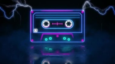 Neon kaset ıslak zeminde, ışıkları yanıyor ve sönüyor. Kaset animasyonu. Döngü. Retro teyp teybi, neon levhası, hafif afiş. 90 'lara kadar. 80 'lerin neon tarzı. Müzik kutusu, karışık kaset