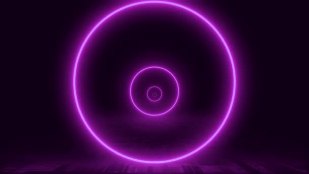 穿过霓虹灯隧道 抽象的霓虹灯背景 向前穿过圆形走廊 长隧道 在地板下呈现明亮的粉色蓝色圆形 科幻背景 未来派 — 图库视频影像