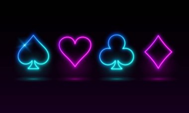 Arka ışıklandırmalı neon kart takımları, kart oyunları, iskambil takımı, kırmızı ve siyah iskambil kağıtları seti, vektör illüstrasyonu, metin yeri. Siyah arka planda poker ve kumarhane oynamak için neon renkli semboller destesi. Vektör illüstrasyonu.