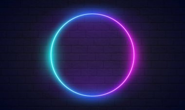 Yuvarlak neon çerçeve pembe ve mavi renkler mor tuğla duvar arka planında. Parlak neon çerçeve 80 'ler - 90' lar tarzı. Boş uzayı olan renkli neon ışığı. Gelecekçi Bilim Kurgu Modern Neon Gradyan Parlak Çerçevesi Karanlık Boş Grunge Beton Duvarı