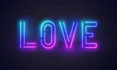 Neon aşkı. Tuğla duvar arkasında parlak bir neon tabela ve arka fonu var. Retro parlak neon aşk kelimesi. Sevgililer Günü için romantik tasarım. Gece lambası reklamı. Konsept: Sevgililer günü, yıldönümü, anneler günü, evlilik, davetiye e-araba