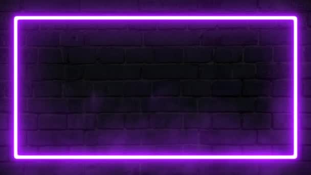 方形霓虹灯框紫色背景在黑暗的砖墙 发亮80 90年代风格的霓虹灯架 色彩斑斓的霓虹灯 空旷的空间 带有烟雾或雾气云的未来主义科幻现代霓虹 — 图库视频影像