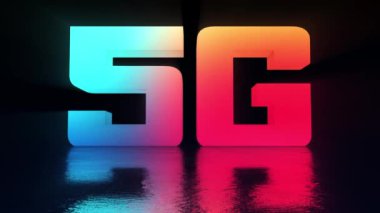 Siyah arkaplanlı 5G sembolü. 5. nesil kablosuz internet bağlantısı. Dijital Küresel Ağ Yüksek Hızlı Teknoloji Konsepti. 3D animasyon. Yansıtıcı zeminin üzerinde parlayan 5G neon simgesi