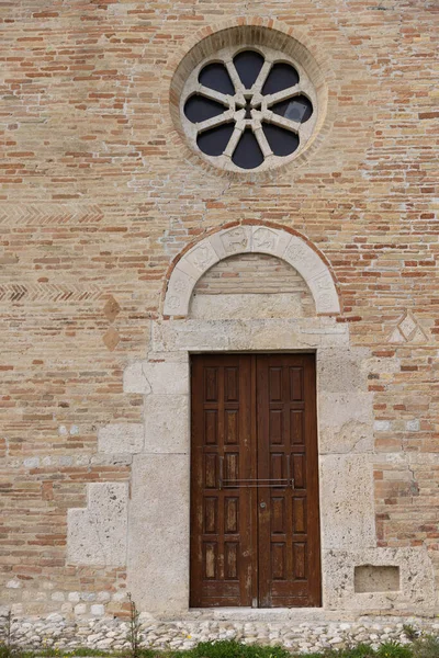 Tür Einer Alten Kirche Den Abruzzen — Stockfoto