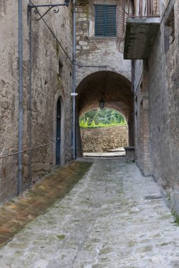 İtalya 'da çakıl taşlarından yapılmış eski bir cadde