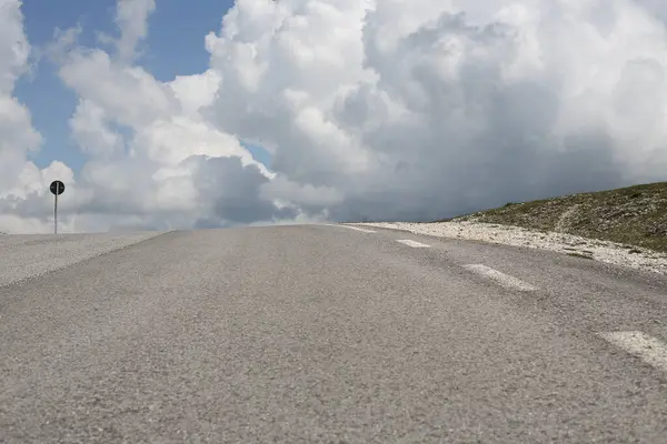 Campo Imperatore 'da bulutlu gökyüzü yolu