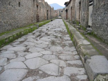 İtalya 'da antika duvarları olan bir yol