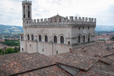 Kale bazı evlerin üstünde.