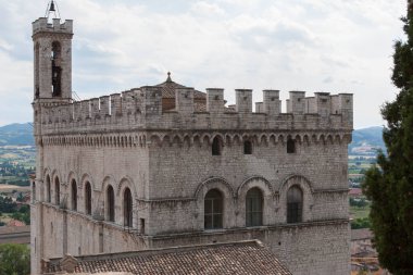 Bazı evlerin tepesindeki eski şato