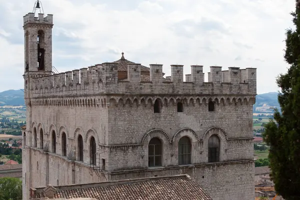 Bazı evlerin tepesindeki eski şato