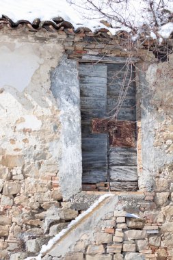 Kışın çekilen eski bir ev