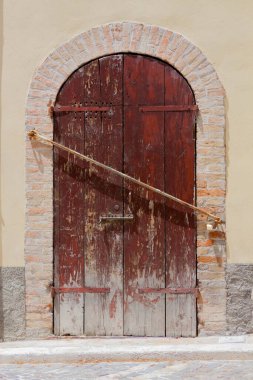 Gündüz vakti ahşap kapı atışı