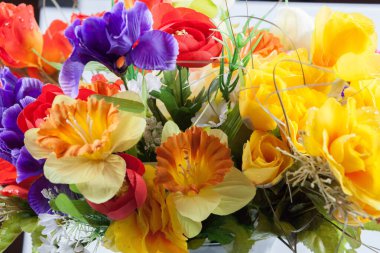 Kapalı alanda çekilen çiçeklerin bileşimi