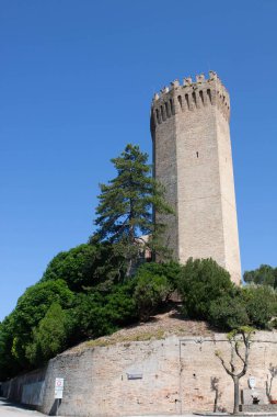 İtalya 'da gündüz çekilen eski kule