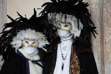 Venedik 'te gündüz vakti çekilen maske