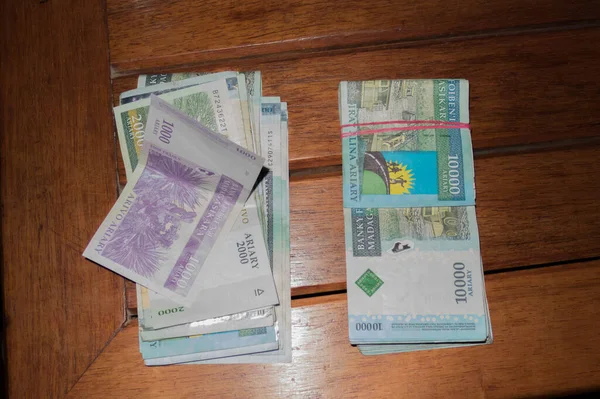 马达加斯加的钱放在桌上 — 图库照片