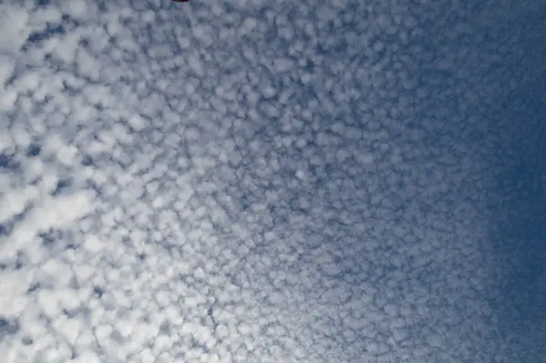 晴れた日には雲が降る空 — ストック写真
