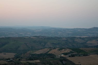 Gün batımında Abruzzo İtalya 'daki tepeler