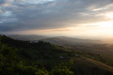 Gün batımında Abruzzo İtalya 'daki tepeler