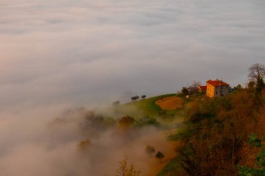 Atri Abruzzo İtalya 'da sis