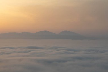 Atri Abruzzo İtalya 'da sis