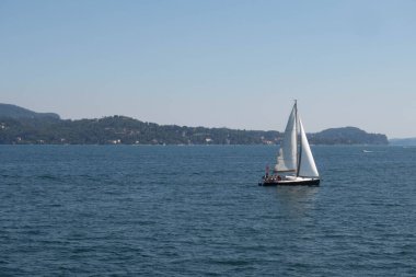 Maggiore Gölü bir tekneden görünüyor.