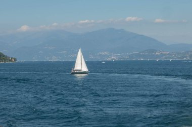 Maggiore Gölü bir tekneden görünüyor.