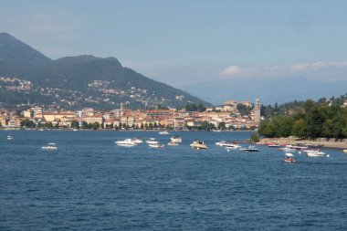 Maggiore Gölü bir tekneden görünüyor.