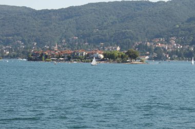 Maggiore Gölü bir tekneden görünüyor.