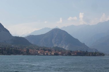 Maggiore Gölü bir tekneden görünüyor.