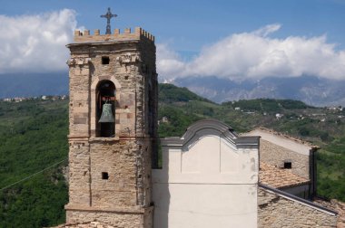 Gündüzleri çekilen eski kilise.