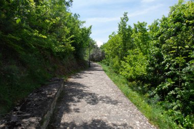 Roccascalegna Abruzzo 'da yol çakıl taşları