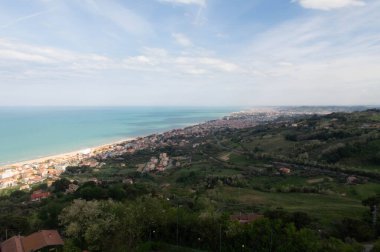 Gün boyunca bir tepeden görünen deniz kenarı