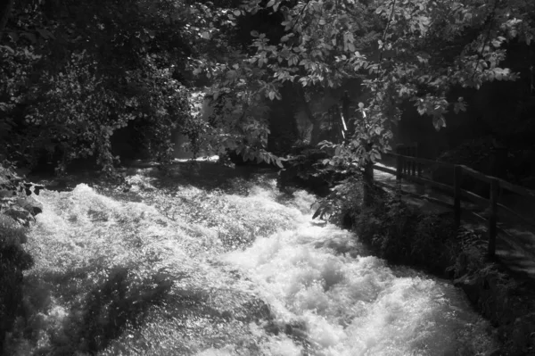 Gün boyunca Marmore Şelalesi