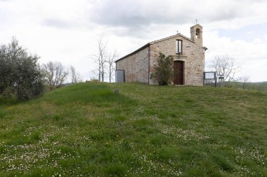 Kilise bir tepenin üstüne